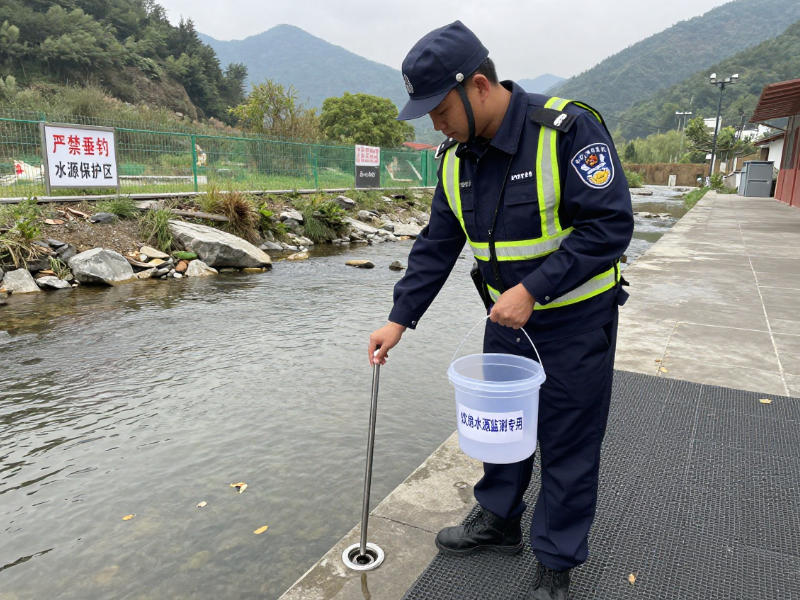生态环境应急执法人员正在水源地取水样
